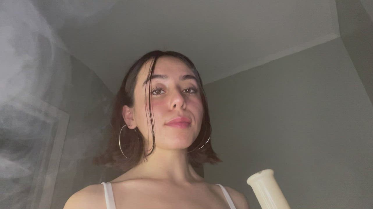 Amateur Petite Smoking clip