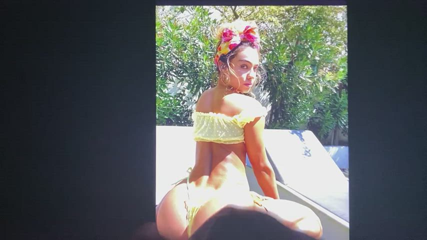 Sommers ass is just different ๐ฆ