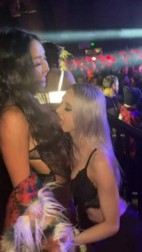 asian blonde friends sucking tits clip