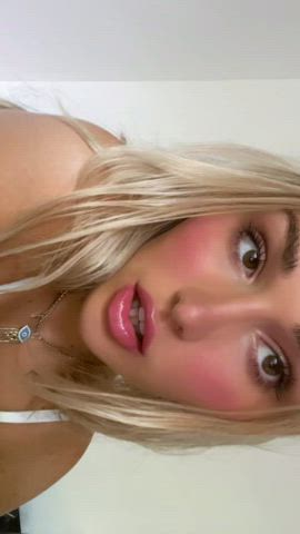 blonde teen tiktok clip