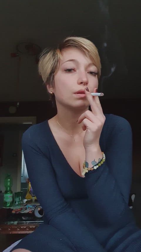 amateur short hair smoking smoking-fetish clip