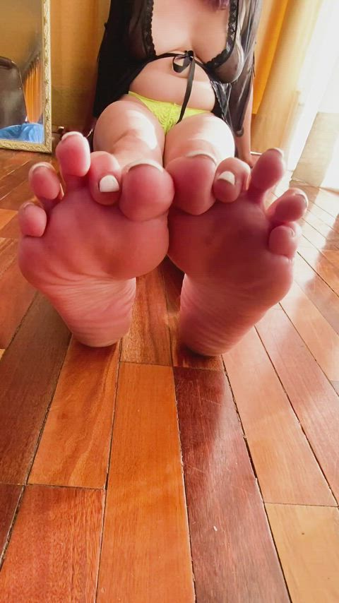 barefootmilf big tits chubby feet feet fetish milf clip