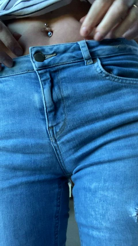 Thereโs a lil stretch to these jeans.. ๐