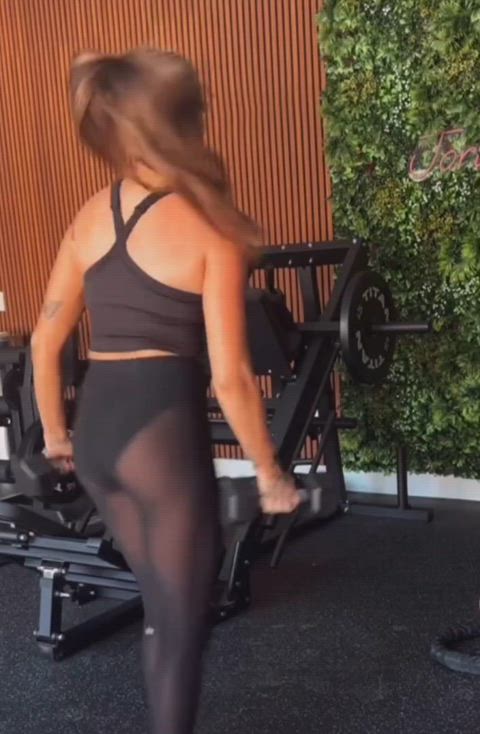 gym milf workout yoga pants fit-girls fitness-girls girls-in-yoga-pants clip