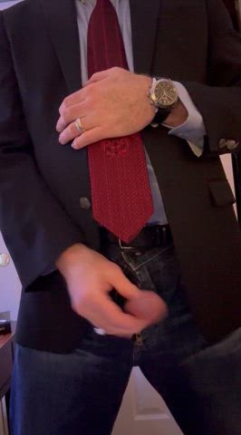 Married Dad Wants To Give You A Facial At The Office