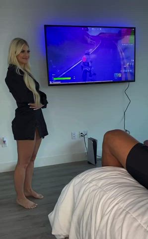 Her Or Fortnite?