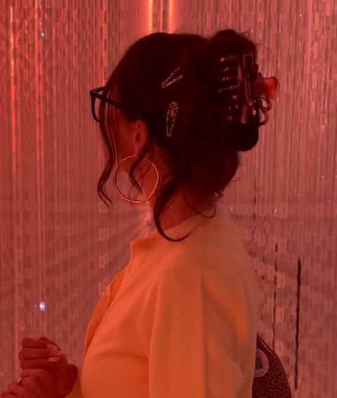 brunette hairbrush madison beer clip