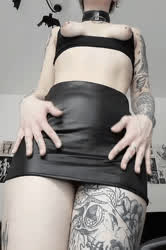 Hi to the same 4 guys who see me stripping half naked 🖤