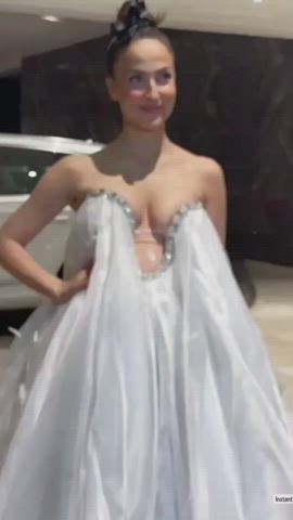 Elli Avrram Cleavage Video