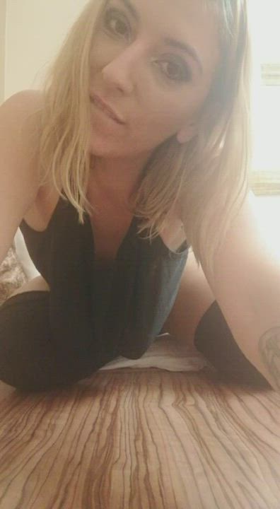 Blonde Model Vibrator clip