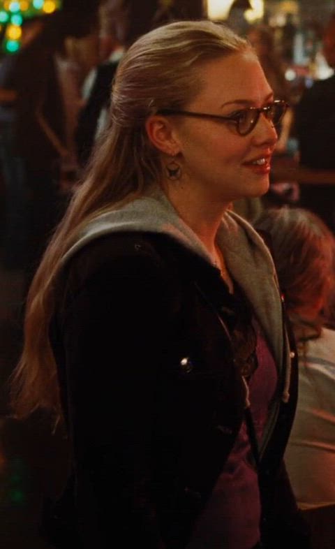 amanda seyfried celebrity female glasses groping clip