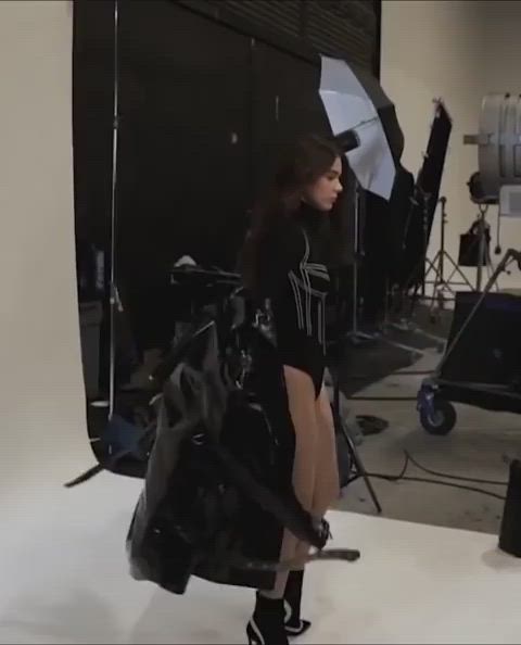 Hailee steinfeld, leggy