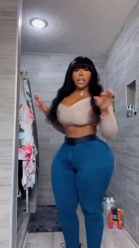 All that ass in th jeans