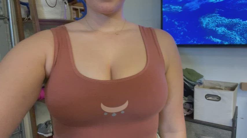 Bouncing Tits Cleavage MILF clip