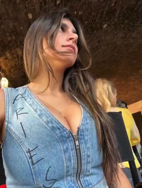 boobs cleavage mia khalifa clip