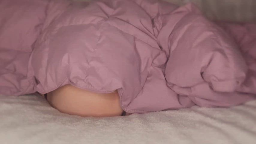 POV: you’re my roommate and you see THIS poking out from under my covers😳…
