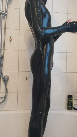 Time for a shower >~<