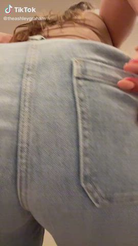 Thick ass dancing in jeans