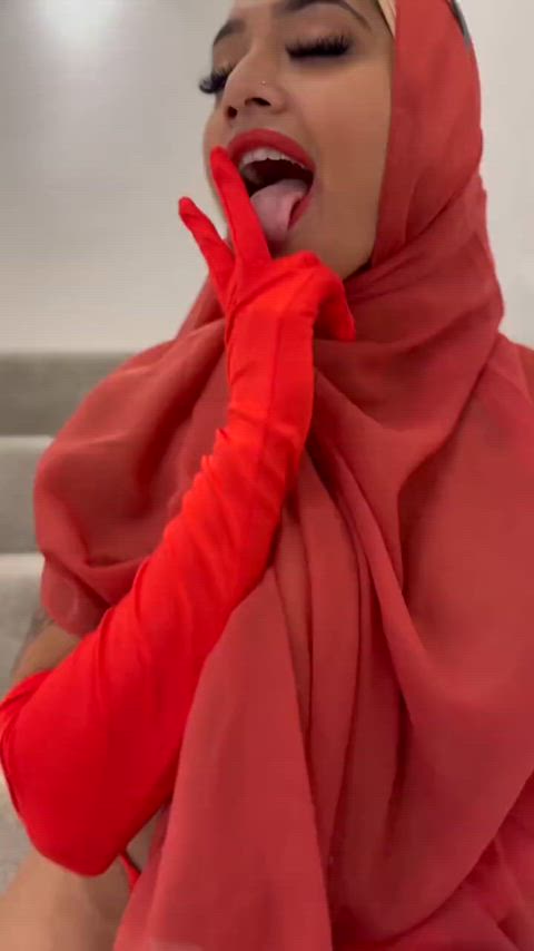 Yasmina Khan