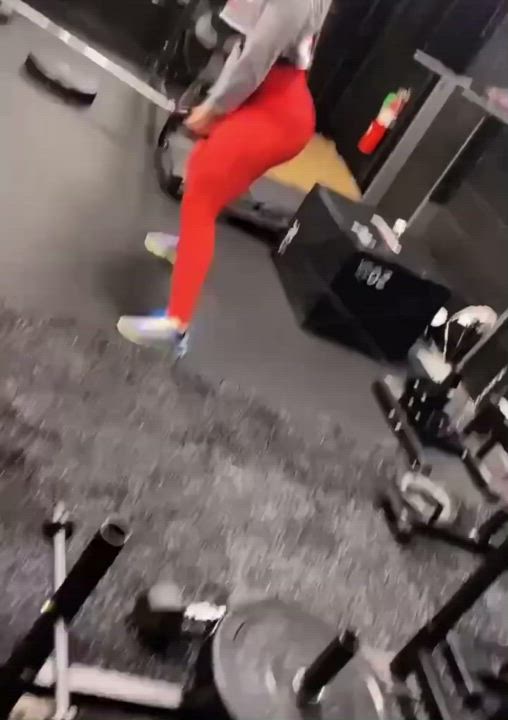 Look how that ass pokes