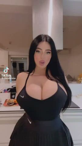 Busty Cleavage Huge Tits clip