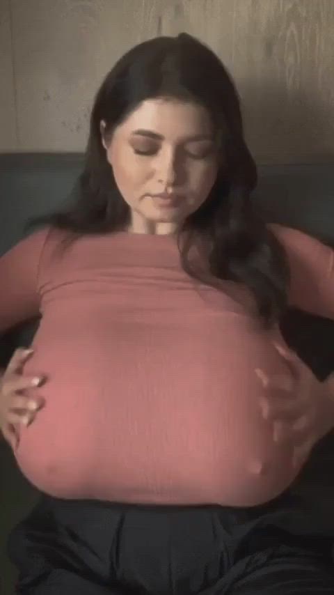 big tits tits boobs natural tits huge tits 60fps reveal clip