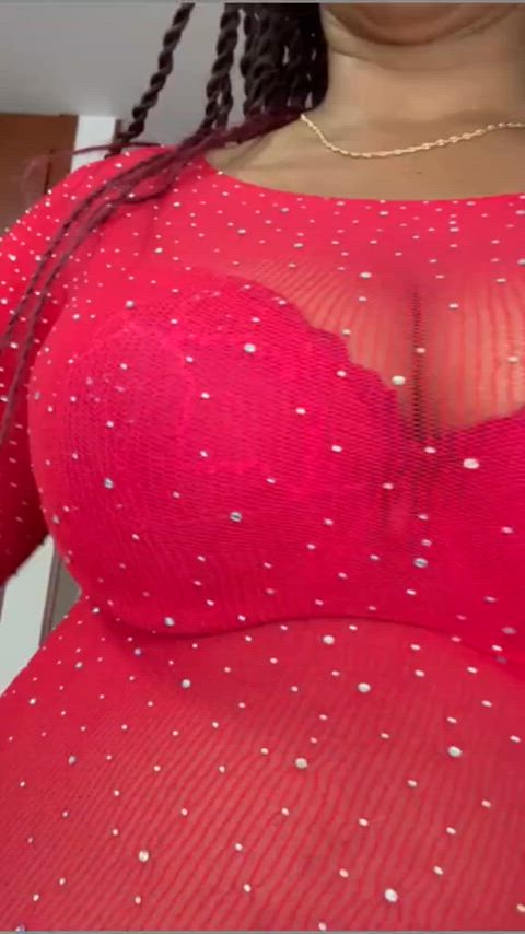 Curvy latina