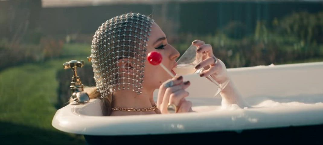 bath celebrity female sophie turner clip