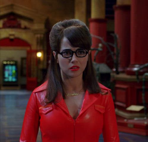 celebrity female glasses linda cardellini clip