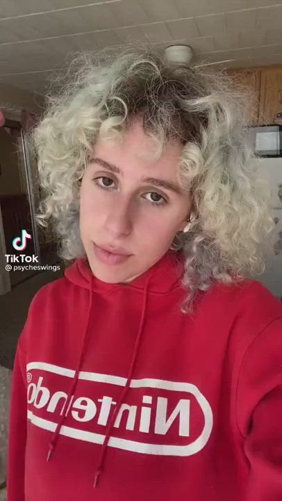 Cleavage TikTok clip