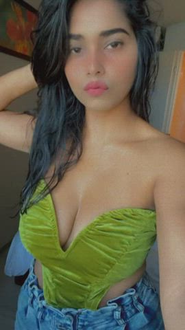 Pretty & Busty !