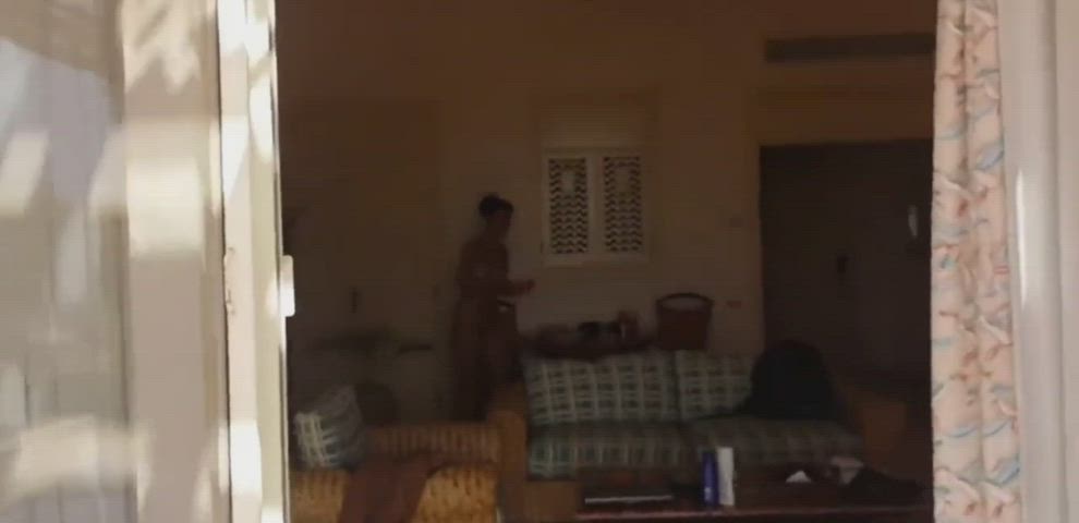 Guy surprises girlfriend by recording her nude