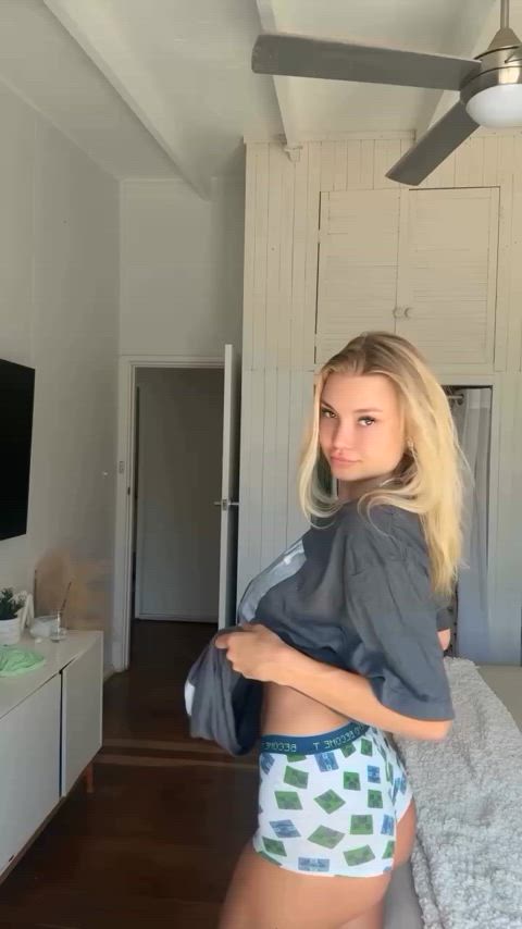 amateur blonde flashing clip