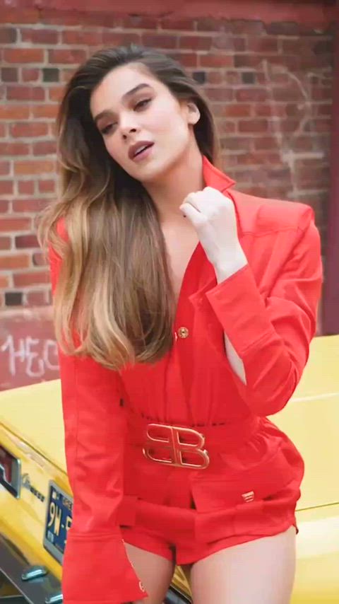 brunette celebrity hailee steinfeld clip