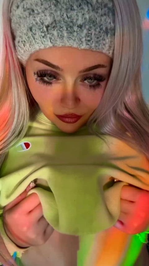 Just an average girl with natural titties