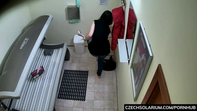 Busty MILF rubbing her pussy in Solarium