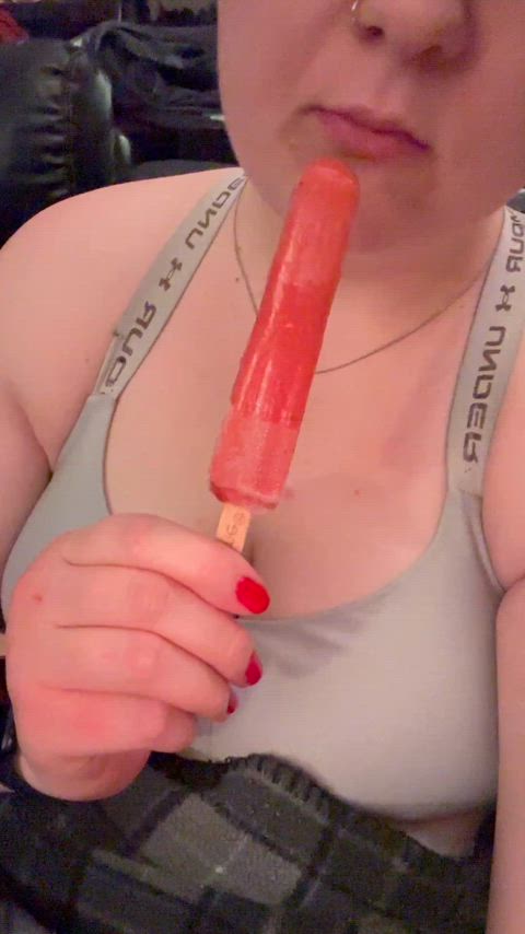 Strawberry popsicles are my favorite ๐คค