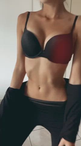 Iβm petite with a tiny waist π§π»π₯΄π«ΆπΌ