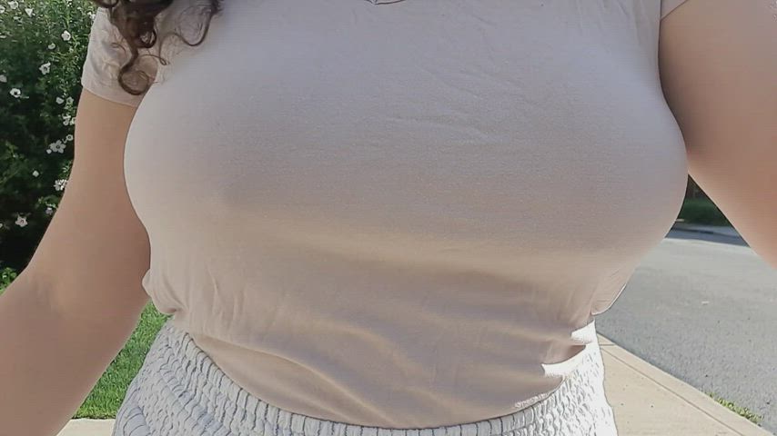 bouncing boobs and pokies