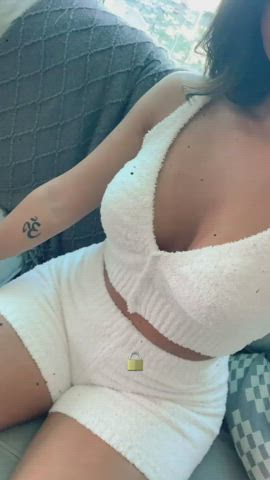 Cleavage Latina Shorts clip