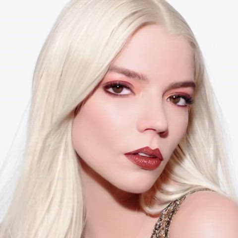 blonde celebrity lips tease clip