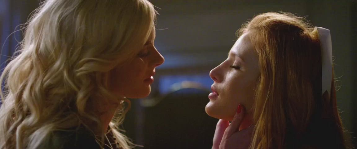 Bella Thorne Kiss Lesbian clip