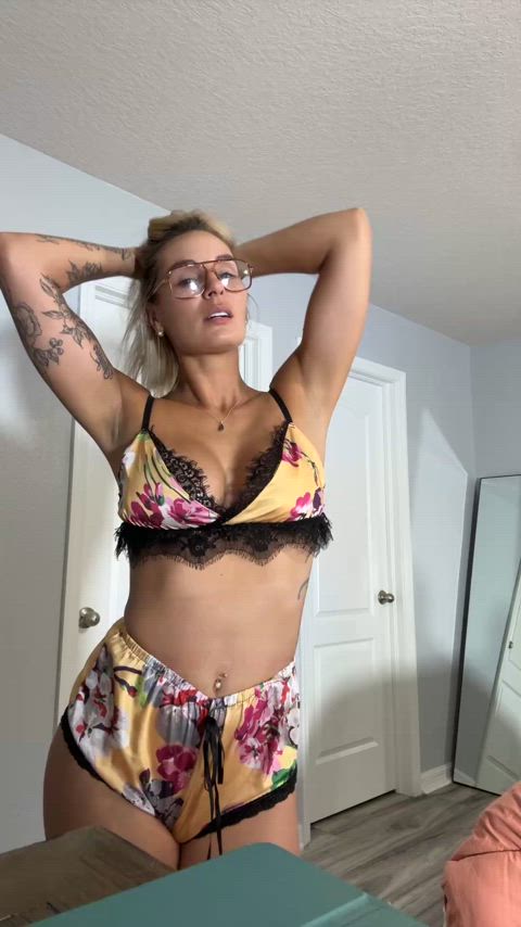big tits hotwife milf tattoo tiktok tits wife r/tiktits horny-cougars tik-tok clip