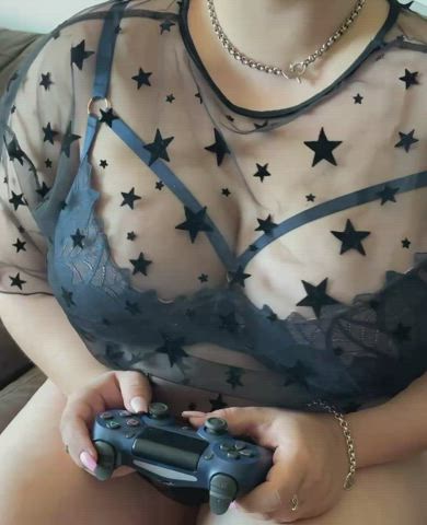 Italian gamer girl. Smash or pass?