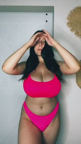 Busty Cleavage Huge Tits clip