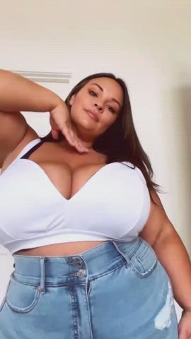 Busty Cleavage Huge Tits clip
