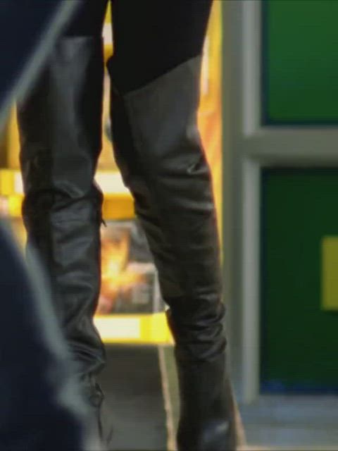 blonde sexy yvonne strahovski clip