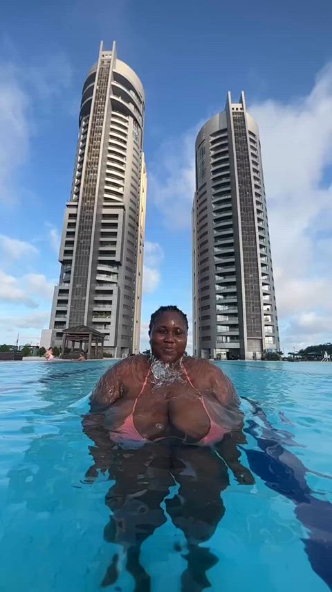 amateur big tits boobs busty ebony huge tits natural tits pool tits clip