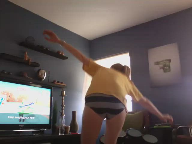 Ass Dancing Gamer Girl clip