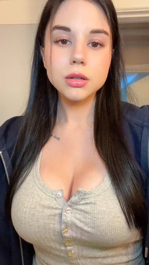 amateur babe big tits boobs busty cleavage cute onlyfans petite tiktok amateur-girls